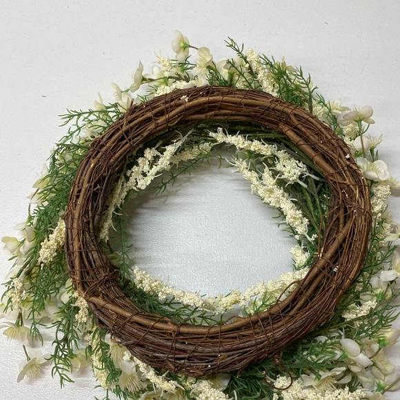 New White Flower Blossom Wreath - Picture 7 of 7